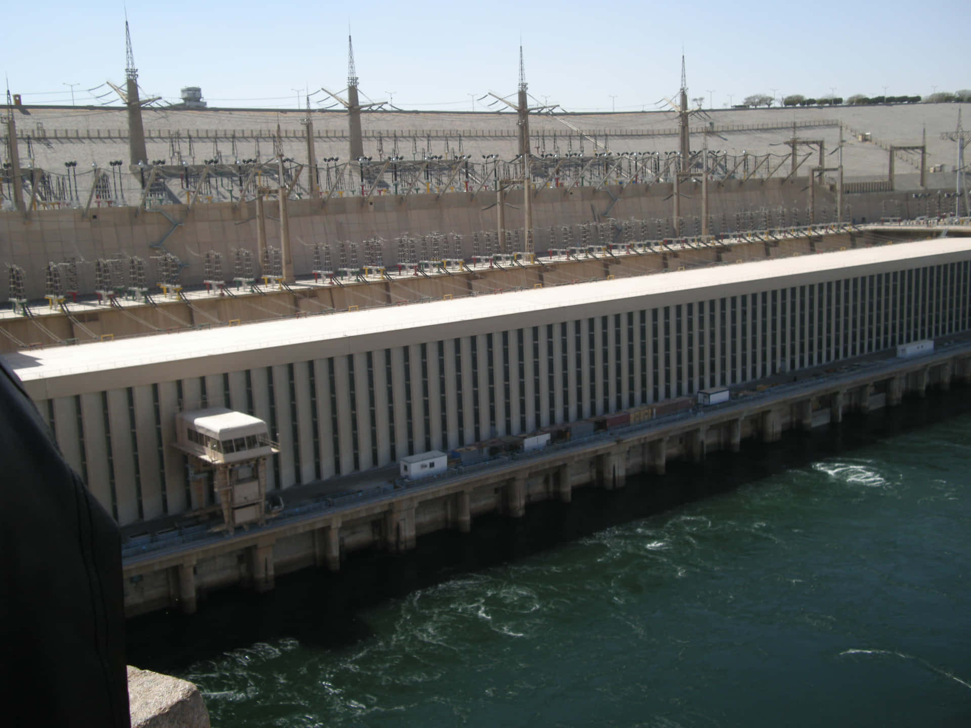 大型混凝土大壩釋放水流，可見電力基礎設施