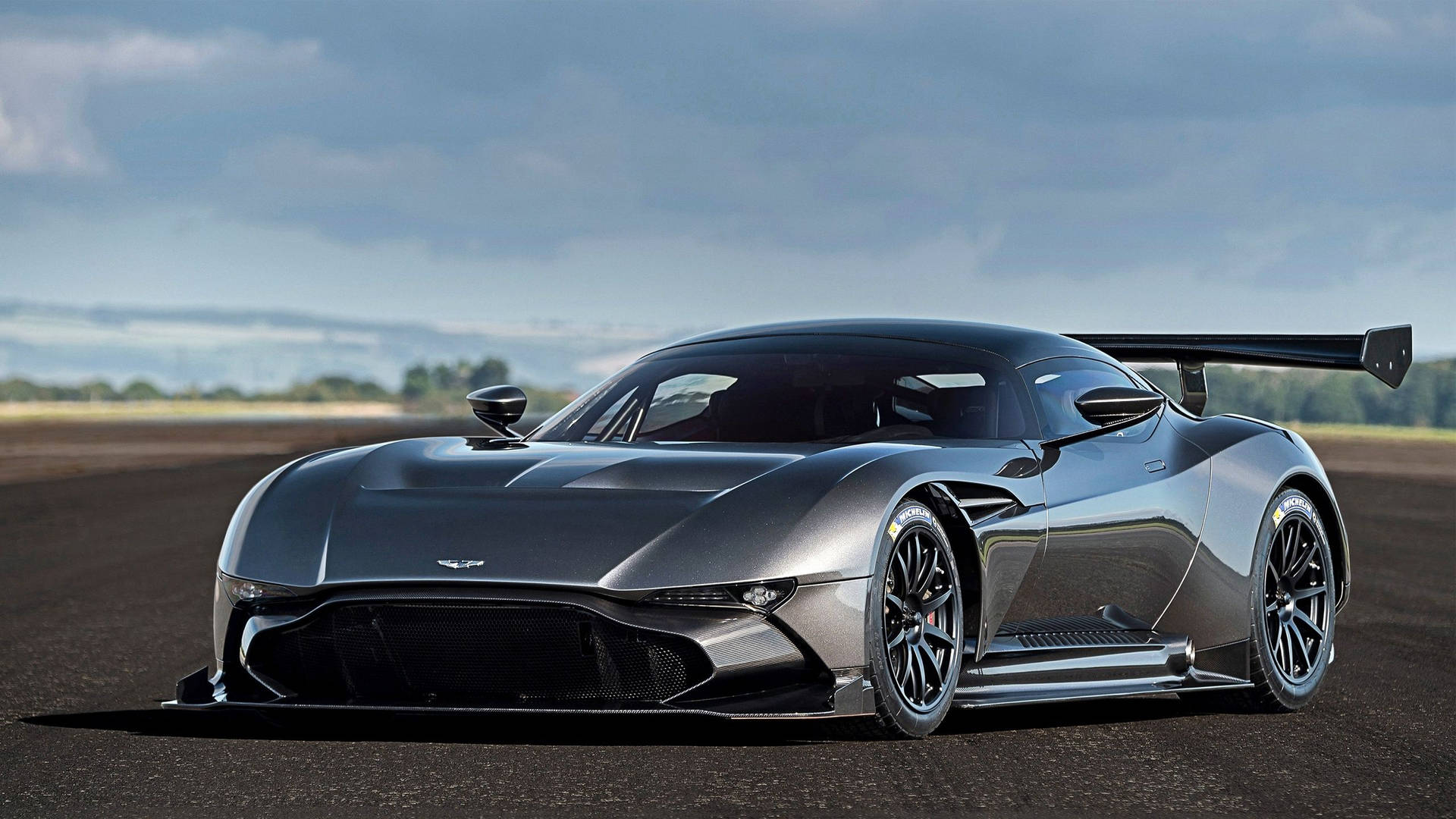 銀色Aston Martin Valkyrie超跑在陰天下的賽道上
