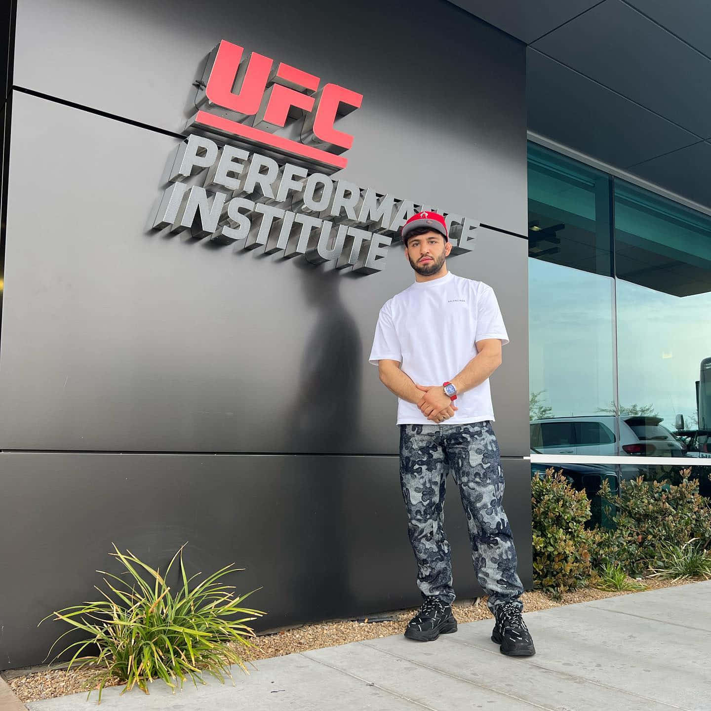 男子在UFC Performance Institute大樓前擺姿勢