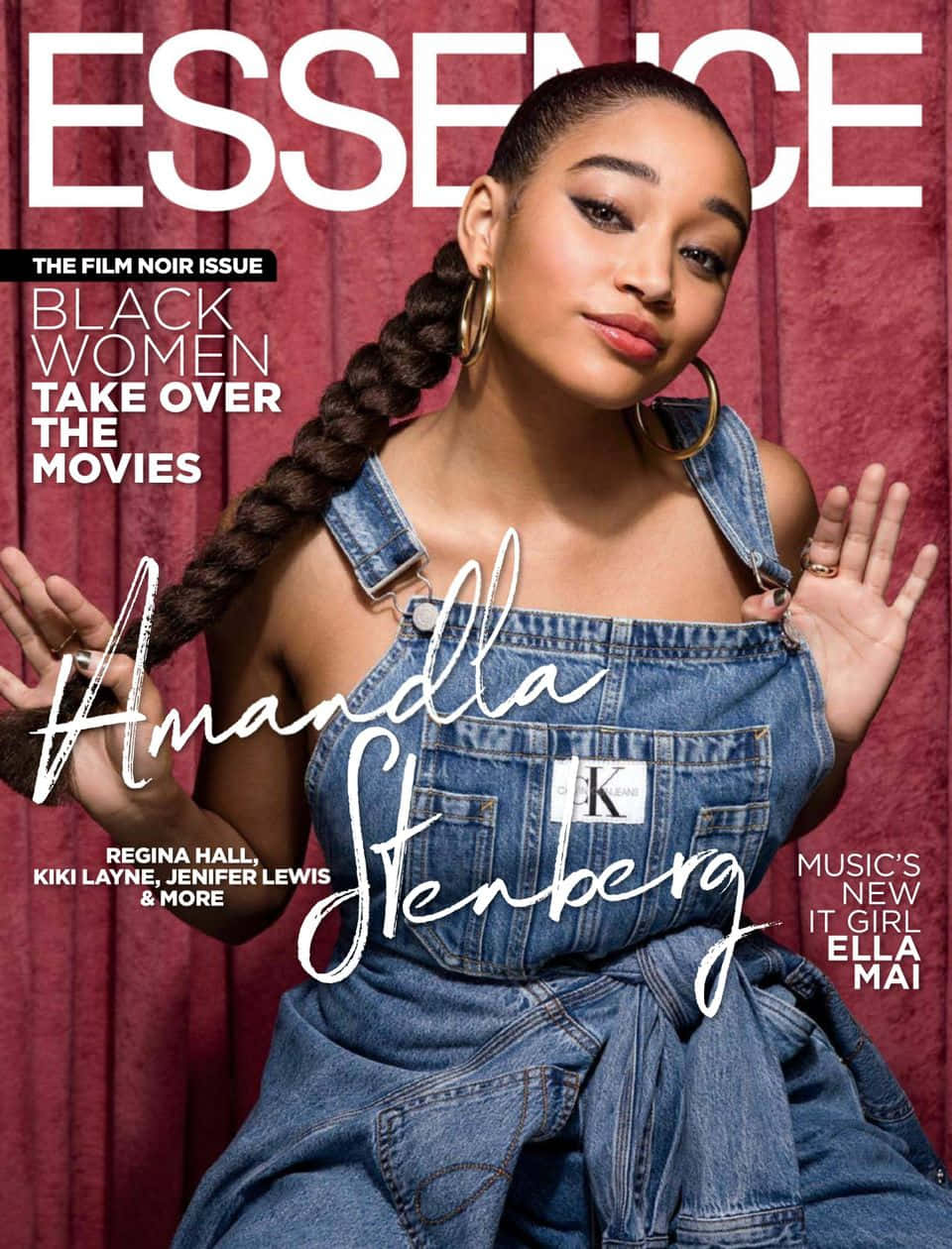Magazine 桌布 壁紙 — 阿曼德拉·斯坦伯格在《Essence》雜誌的黑色電影主題封面上，自信地穿著牛仔工裝褲，背景是濃郁的紅色窗簾。