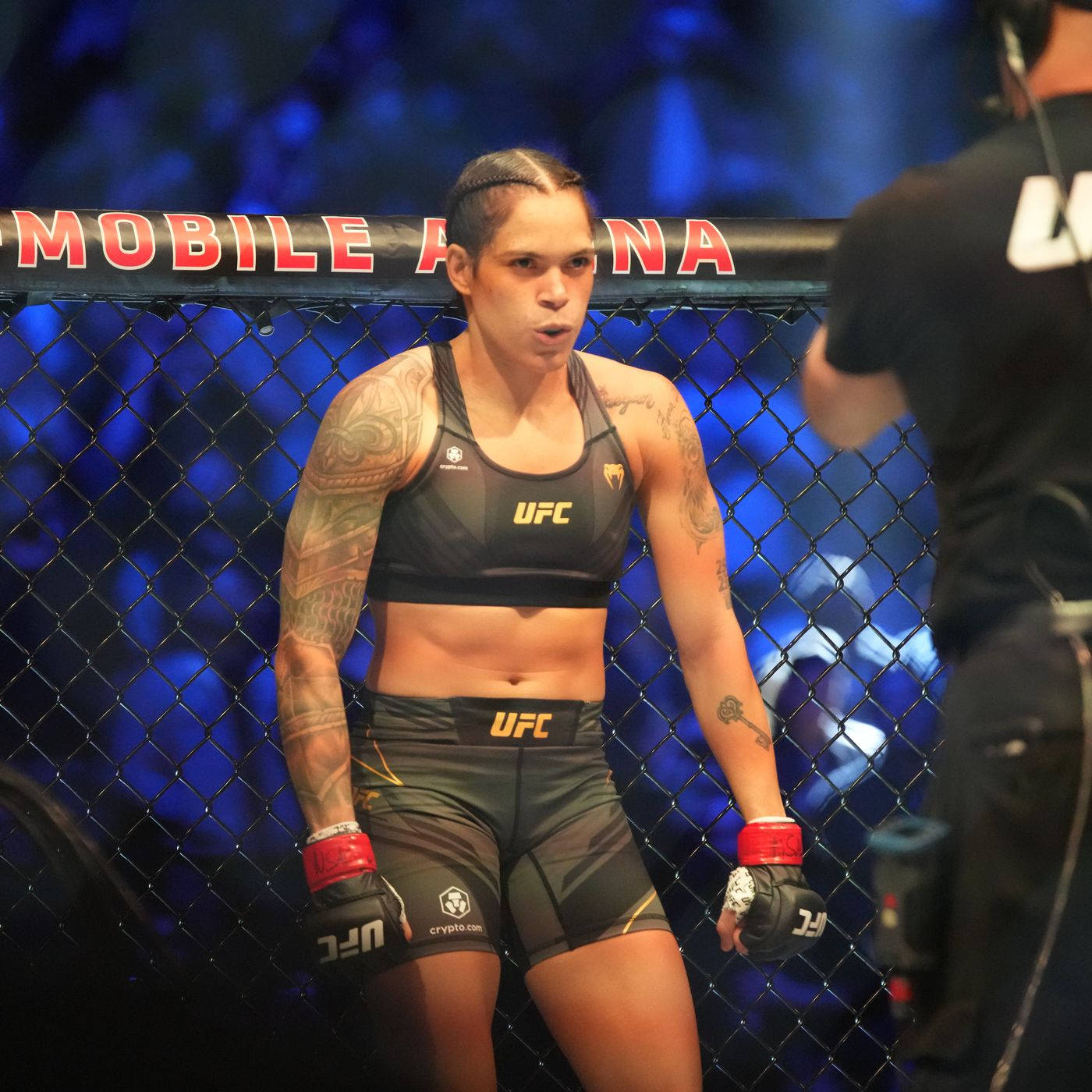 身穿UFC裝備的女MMA拳手在比賽期間站在八角籠內。