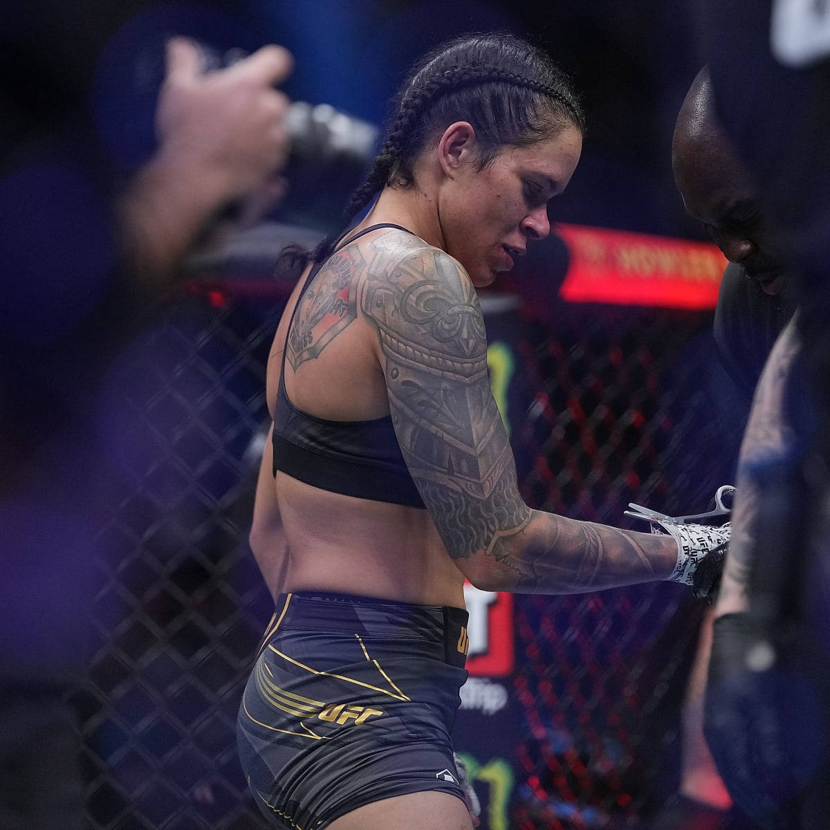 比賽後籠內有紋身的女MMA拳手。