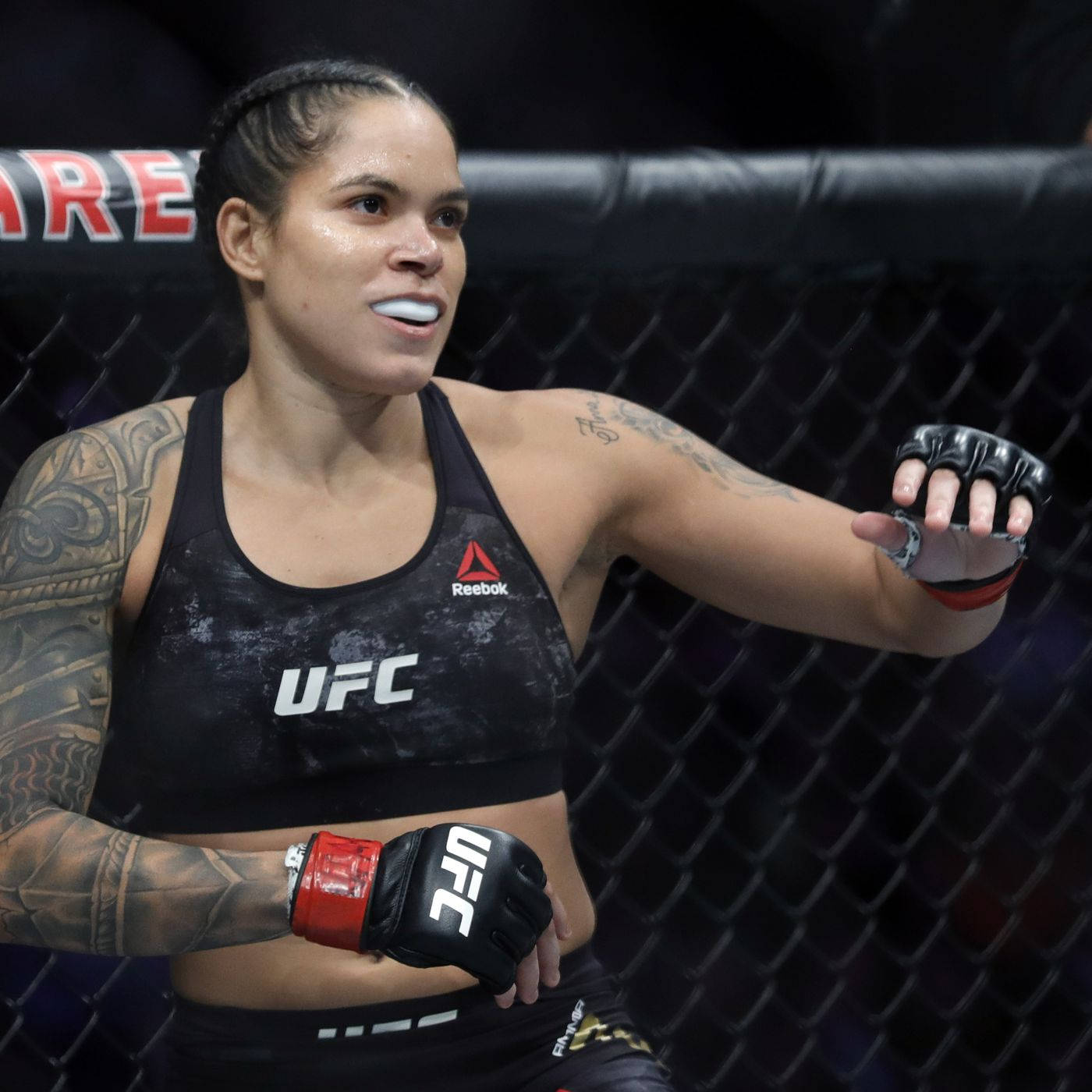 身穿UFC裝備的女性MMA拳手在八角籠內。