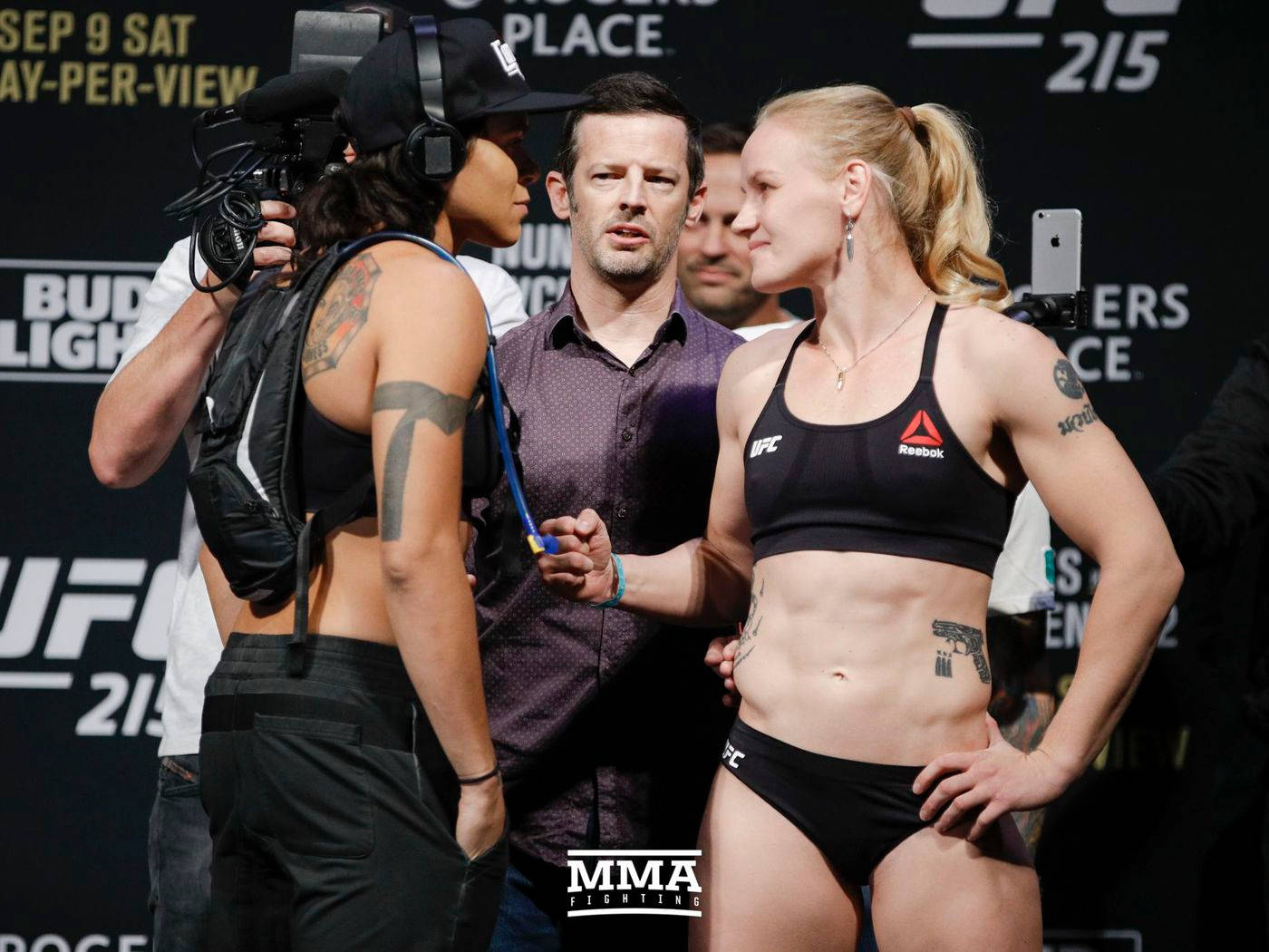 兩位女性MMA拳手在UFC稱重活動中互相對峙。