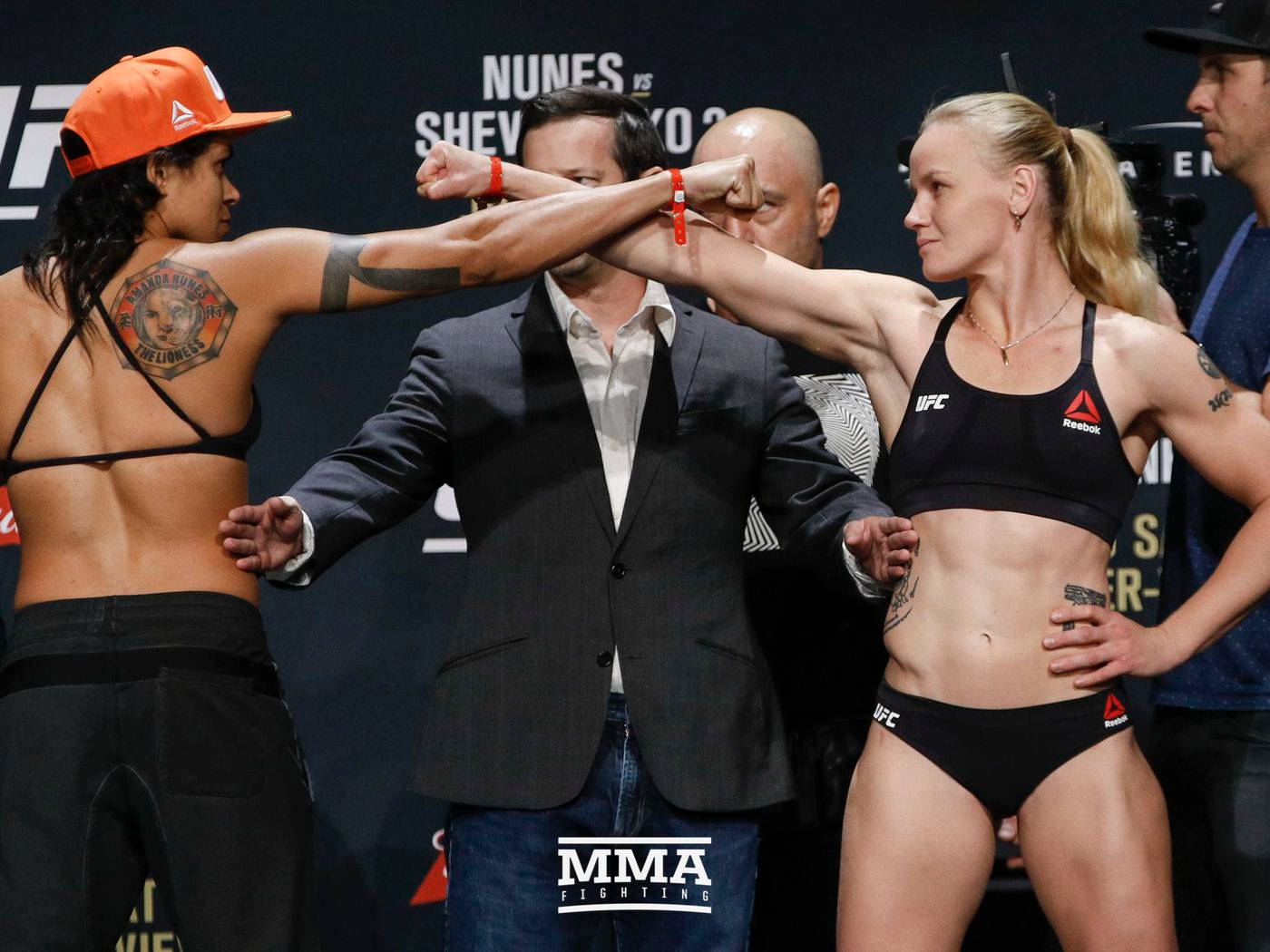 兩名女子MMA拳手在稱重活動中鎖拳。