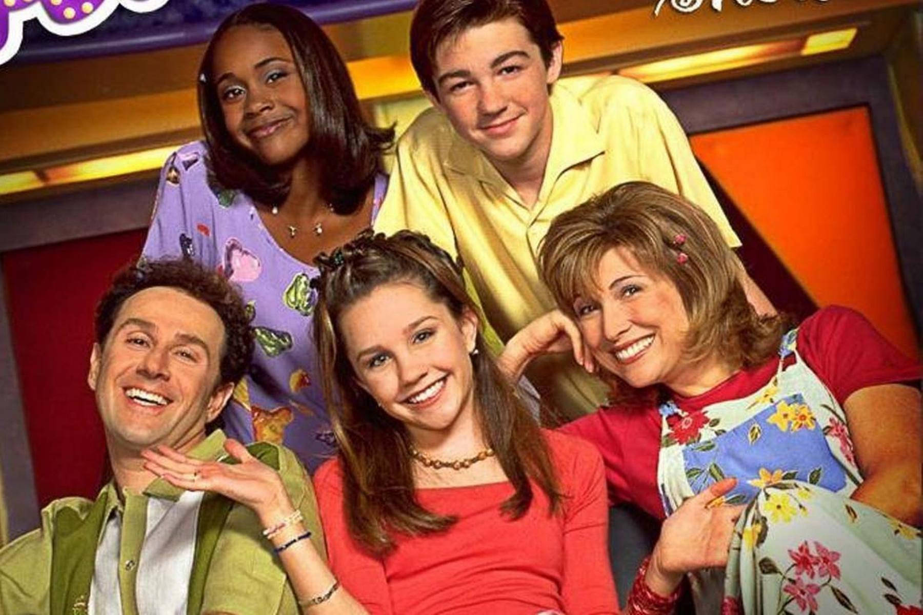 《That's So Raven》演員在色彩繽紛的攝影棚佈景中微笑。