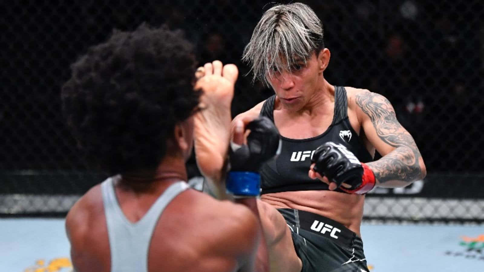 女性MMA拳手在UFC比賽中執行高踢。
