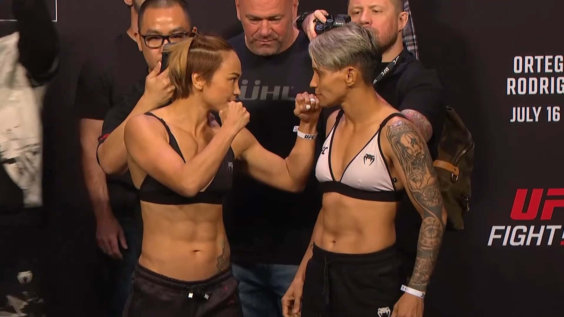 兩位女性MMA拳手在UFC比賽前互相凝視。