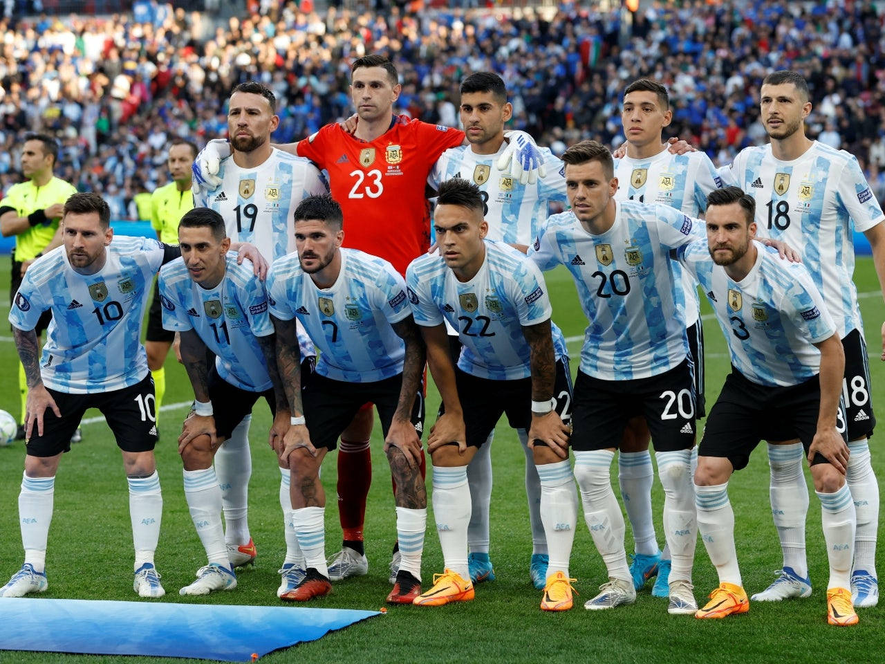 Argentina 桌布 壁紙 — 阿根廷國家足球隊身穿淺藍色和白色間條球衣，在擠滿觀眾的體育館前，於充滿活力的綠色球場上擺姿勢。