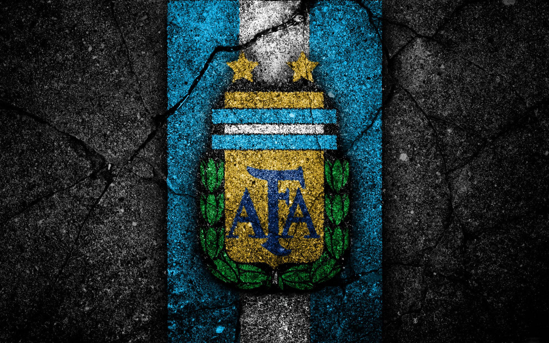 Argentina 桌布 壁紙 — 阿根廷足協徽章塗鴉在裂紋混凝土牆上，藍白條紋與金色星星彰顯足球激情