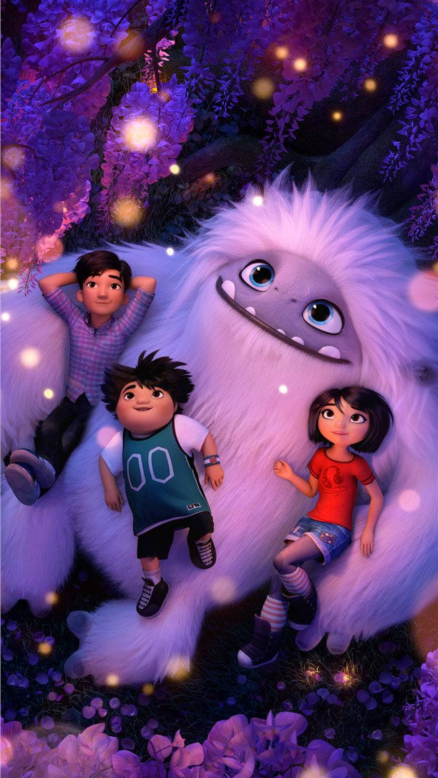 三個孩子在夜晚魔法般的紫色森林中，在一隻巨大 fluffy 雪人上放鬆。