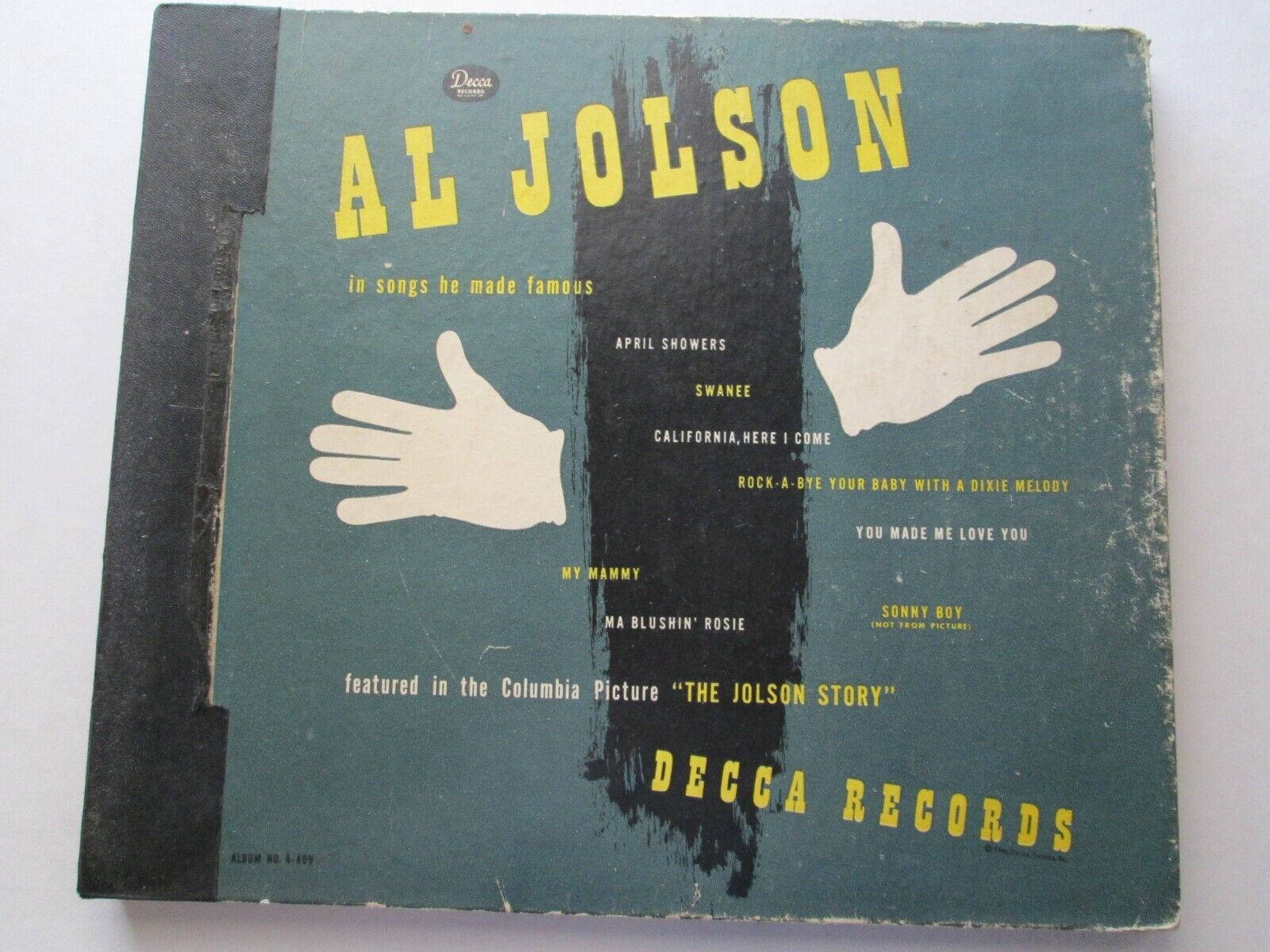 阿爾·喬爾森 德卡唱片 壁紙 — Al Jolson 的復古 Decca Records 專輯封面，在藍綠色背景上有粗體黃色文字和白色手部剪影，並有明顯磨損。