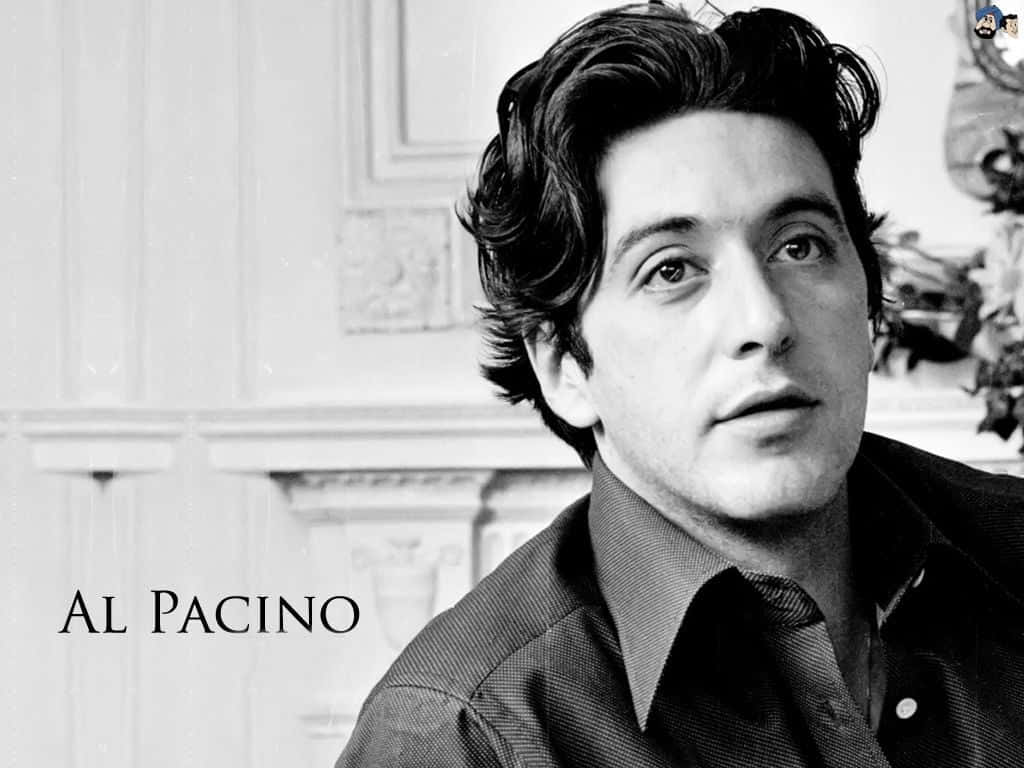 Al Pacino 桌布 壁紙 — 阿爾·柏仙奴的黑白肖像，在華麗的室內牆壁前顯得若有所思。