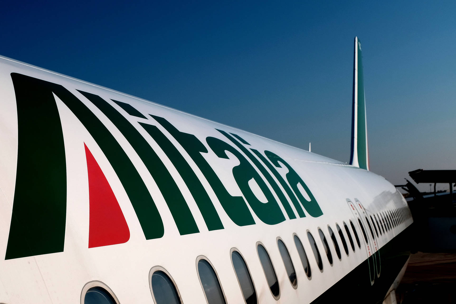 意大利航空機身與標誌，藍天背景
