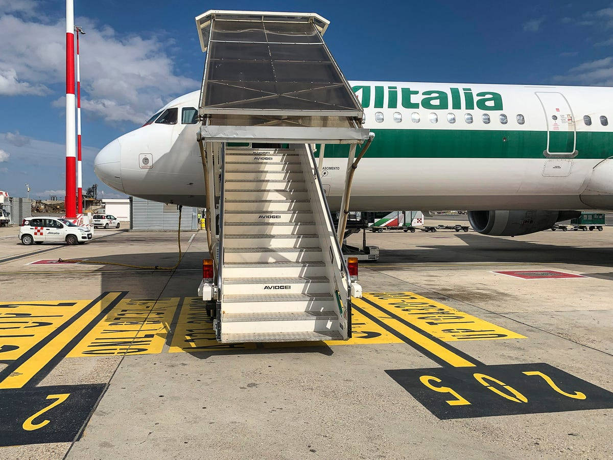 意大利航空飛機停靠在登機口，配有移動式登機梯