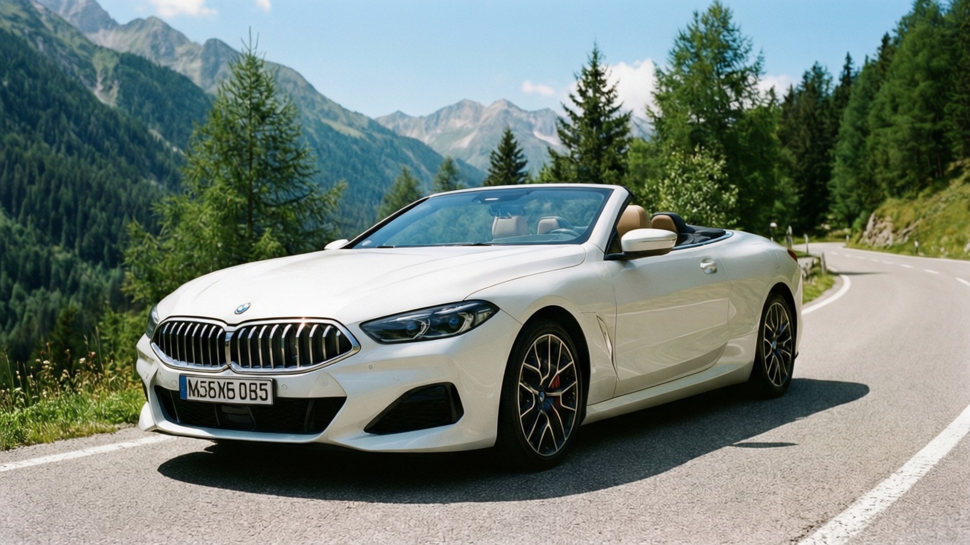 白色BMW開篷跑車在綠樹和山峰環繞的山路上行駛。