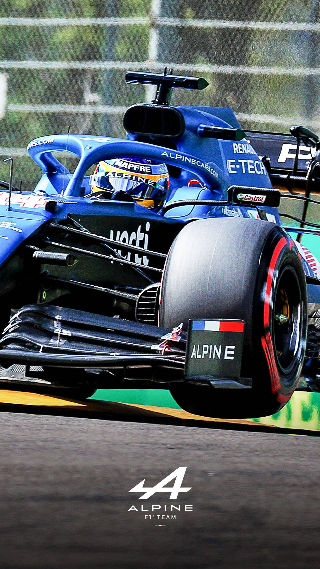 藍色 Alpine F1 賽車在賽道上飛馳，車手可見。