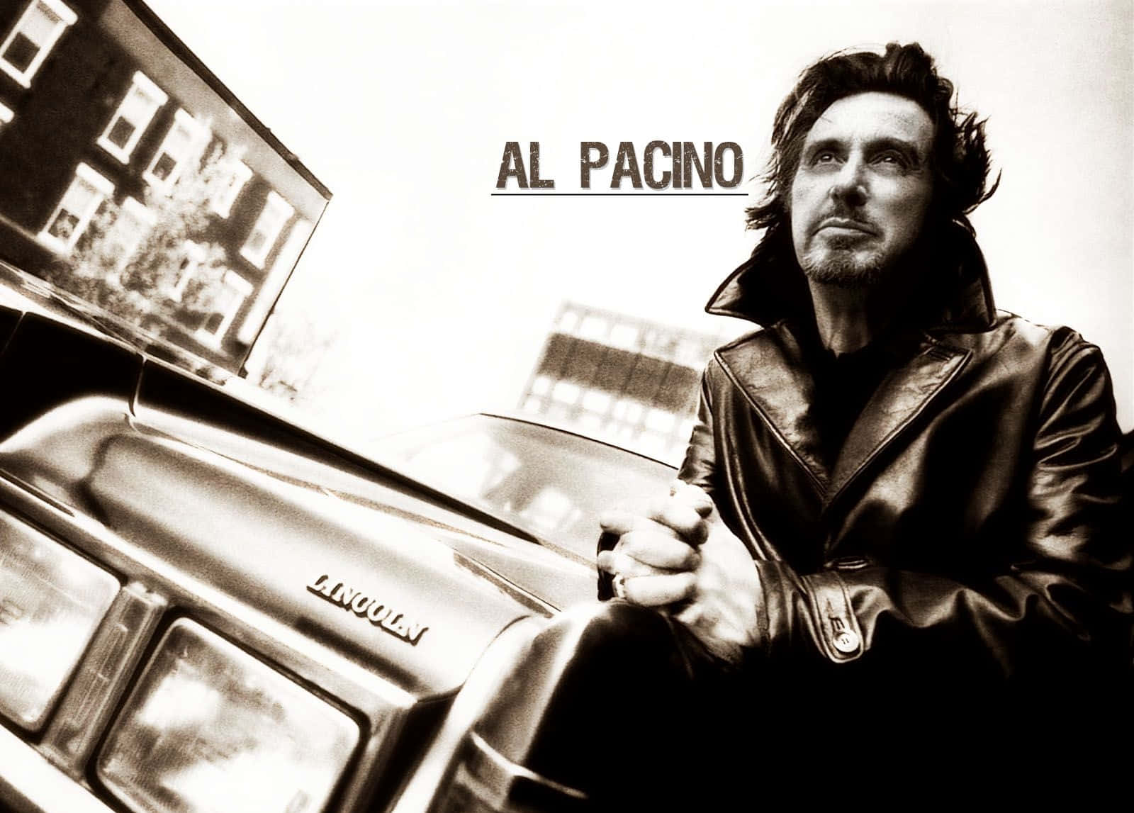 Al Pacino 桌布 壁紙 — 阿爾柏仙奴靠在一輛復古林肯車旁，高對比度的黑白城市肖像。