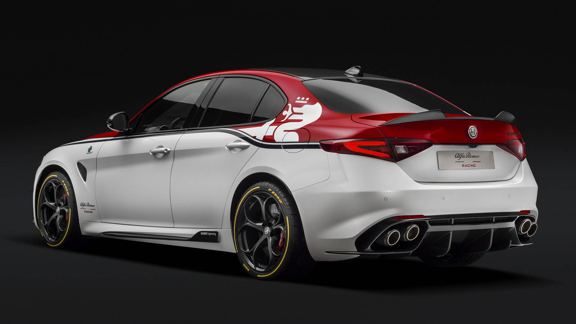 阿爾法·羅密歐 iPhone 全後視圖 壁紙 — 一輛時尚的白色 Alfa Romeo 賽車轎車，帶有紅色點綴和醒目貼花，在深色工作室背景下展示。