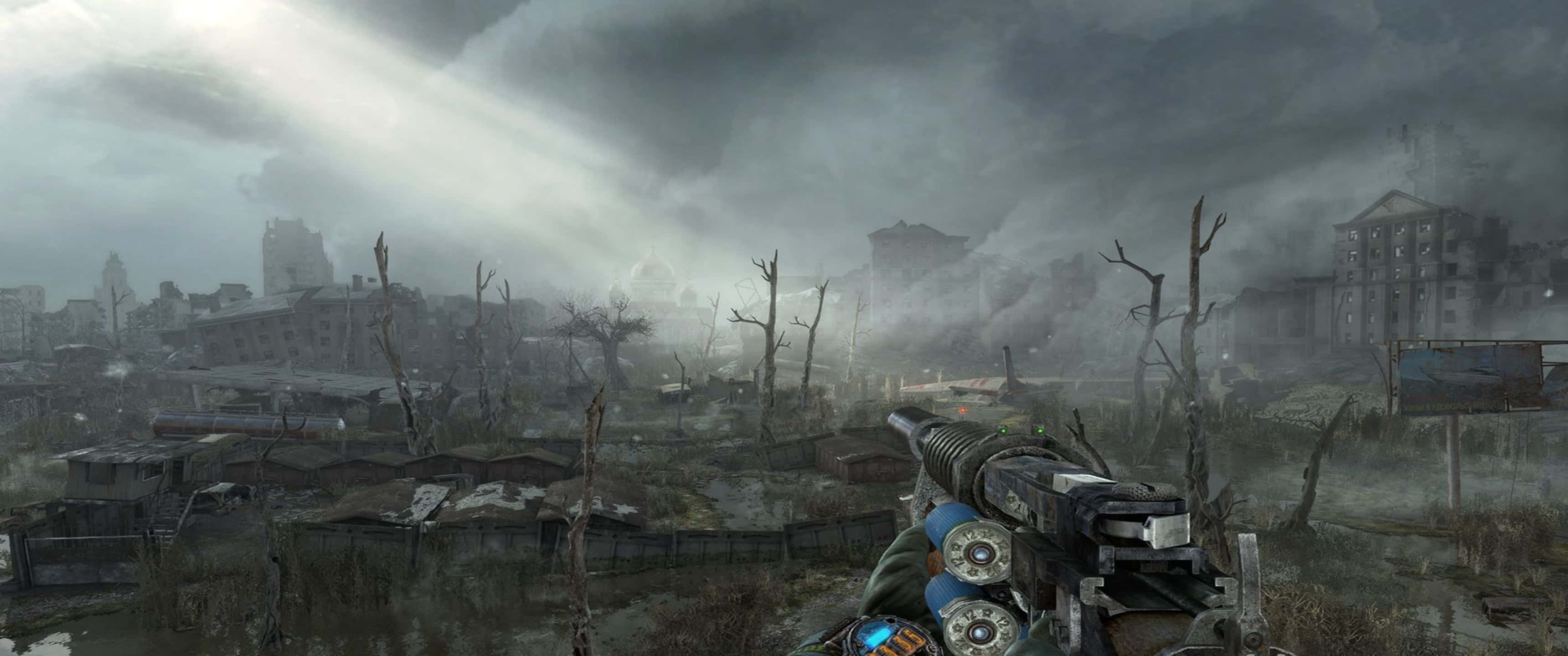 阿爾蒂姆持「Tikhar」武器《Metro Exodus》3440x1440p 背景 壁紙 — 在暴風雨灰暗天空下，廢墟城市景觀中一把破損步槍的第一人稱視角，煙霧從被毀建築物升起。