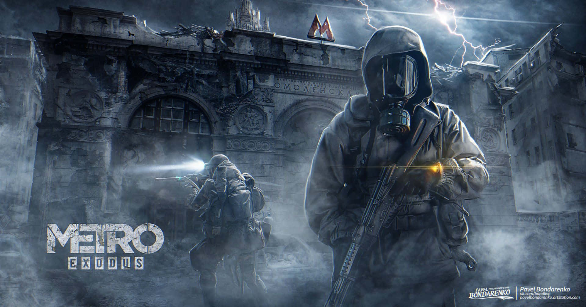 阿爾蒂姆持武器戴防毒面具《Metro Exodus》3440x1440p 背景 壁紙 — 兩名戴著防毒面具的武裝倖存者在Metro Exodus中，在閃電下穿越風暴中的廢墟城市景觀。