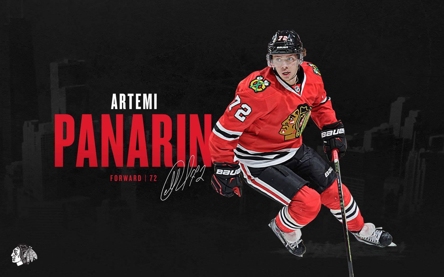 阿特米·帕納林在比賽中展現實力 壁紙 — 冰球運動員 Artemi Panarin 身穿紅色 Blackhawks 球衣，在黑暗的城市景觀背景下動態滑冰。