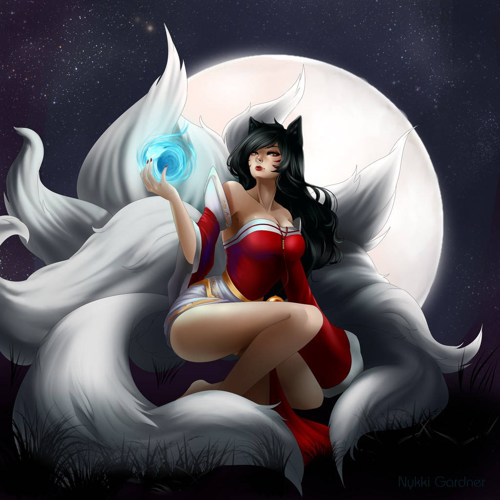 阿狸滿月夜景 壁紙 — 一隻九尾狐靈穿著紅白相間的服飾，優雅地坐在滿月下，手持發光的藍色球體。