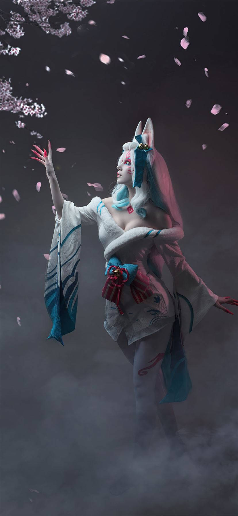阿璃櫻花飛舞 壁紙 — 一隻神秘的狐仙穿著飄逸的白色和藍色和服，在黑暗的天空下，在飄落的櫻花中起舞。