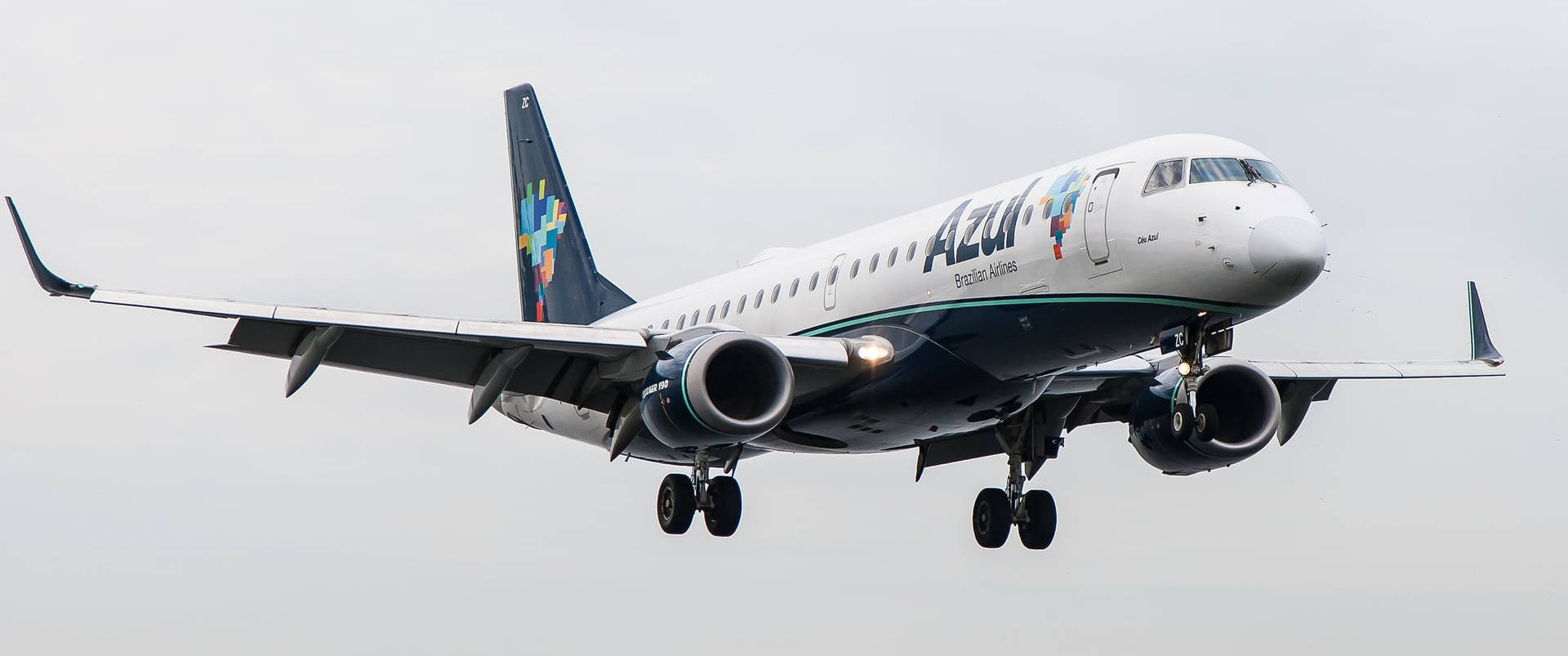Azul巴西航空公司的飛機放下起落架下降。