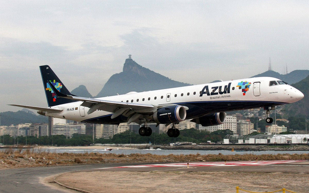Azul飛機在里約熱內盧糖麵包山附近起飛