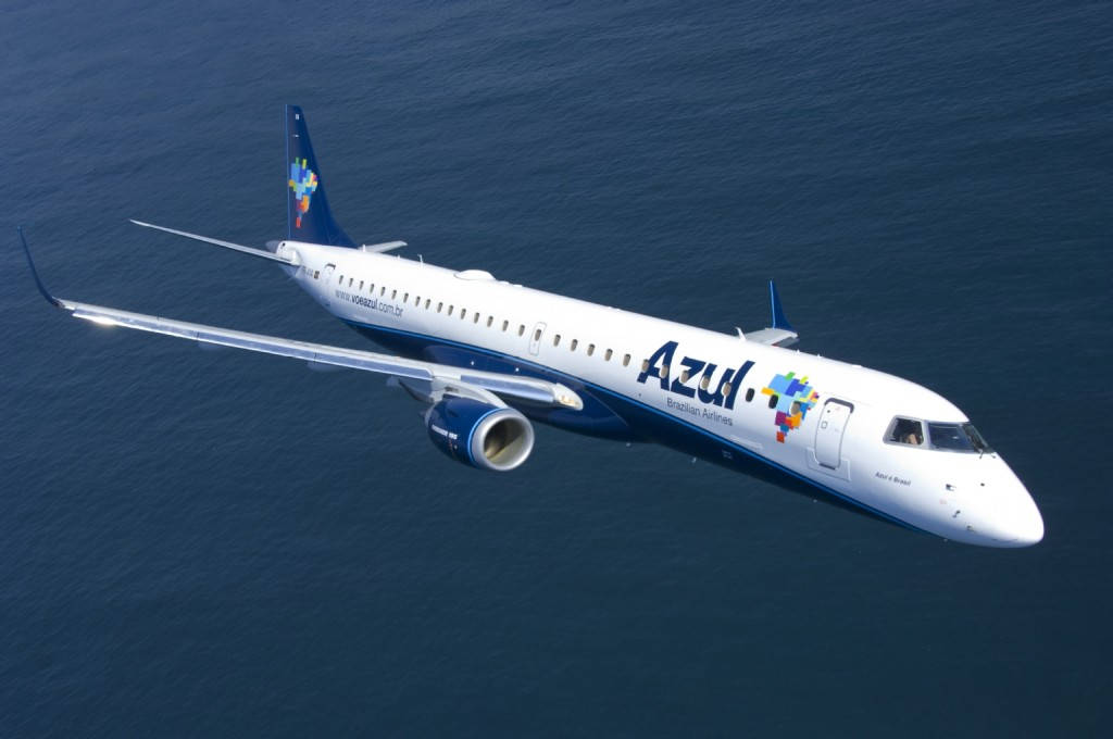 Azul飛機飛越海洋