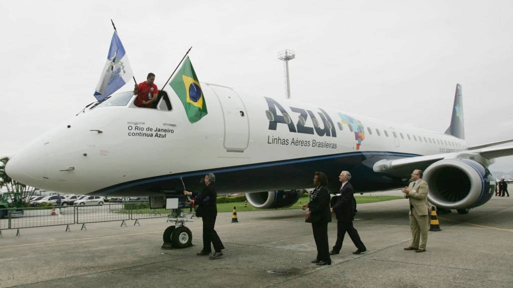 Azul Airlines飛機，駕駛艙上有國旗，人們在停機坪附近走動。