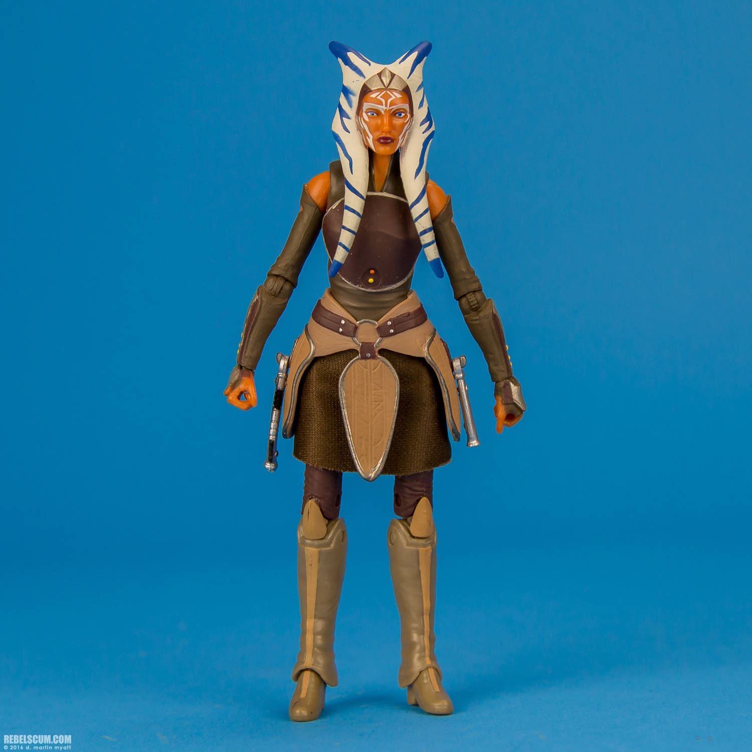 Ahsoka Tano可動人偶在藍色背景前全副盔甲