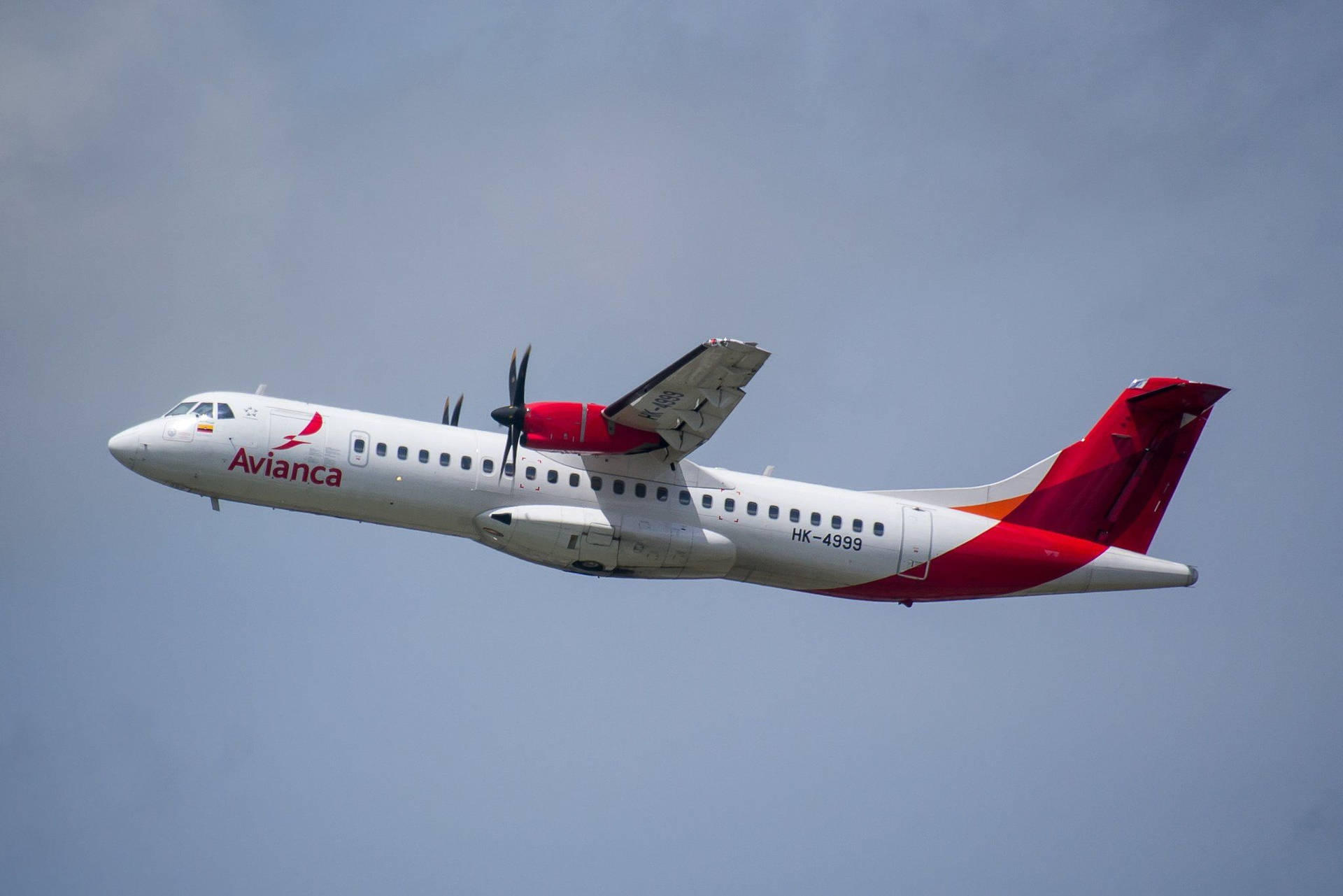 Avianca 螺旋槳飛機在雲天飛行
