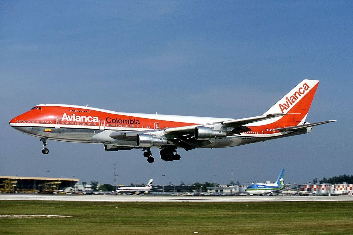 哥倫比亞航空波音747從機場跑道起飛。