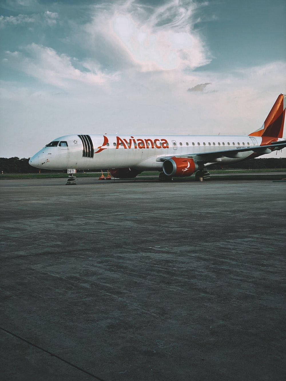 Avianca 飛機在陰天下停放在機場停機坪
