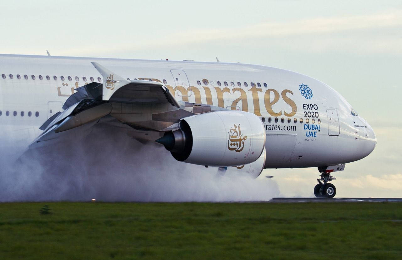 阿聯酋航空A380在黃昏時分於跑道降落，輪胎冒煙 — 飛機 壁紙