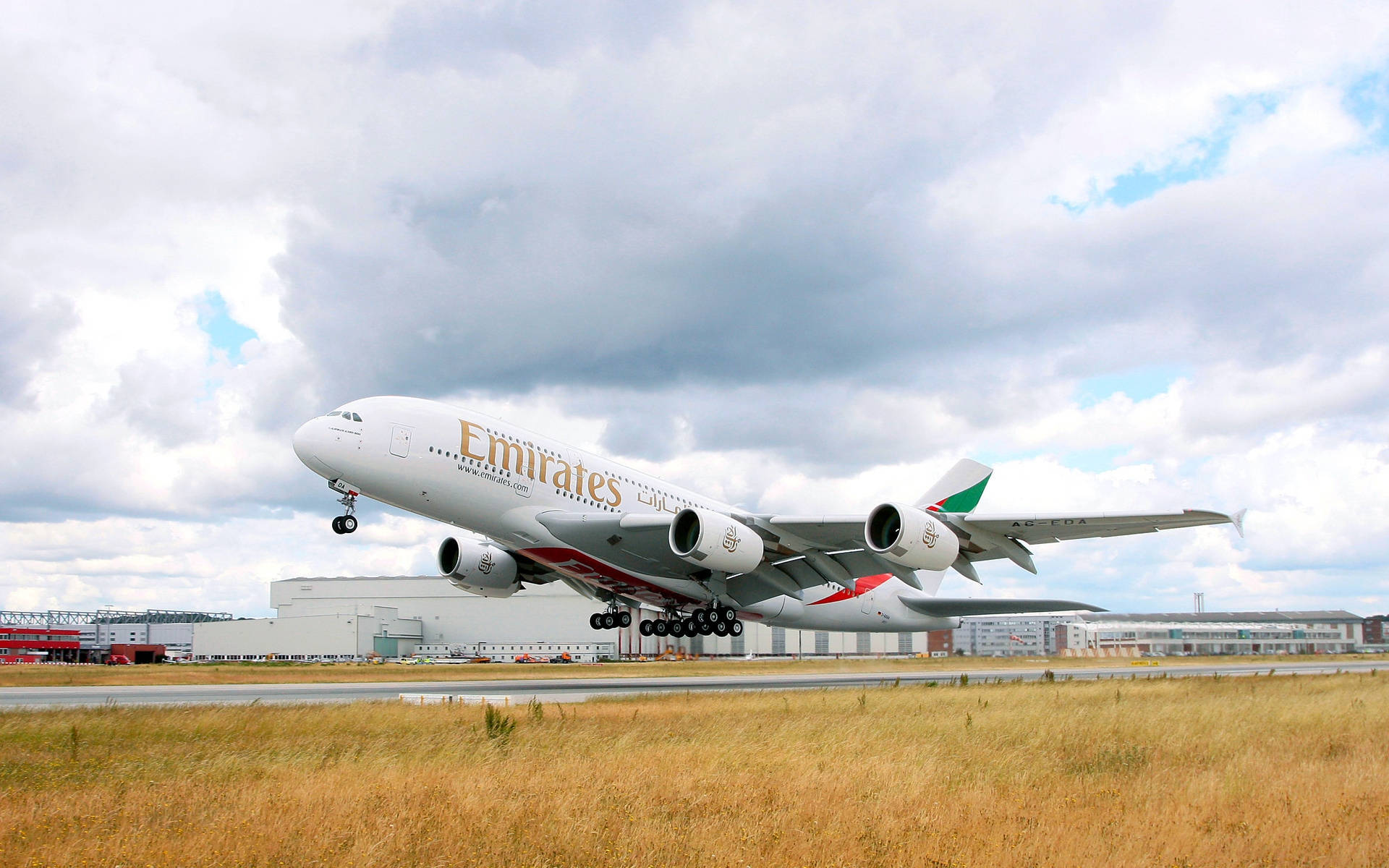阿聯酋航空空中巴士A380在多雲天空下從機場跑道起飛。