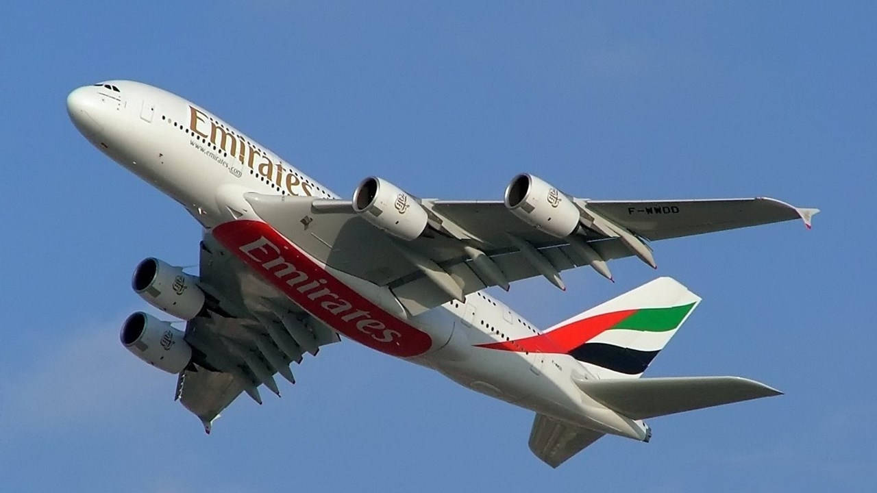 阿聯酋航空空中巴士A380放下起落架在藍天中飛行