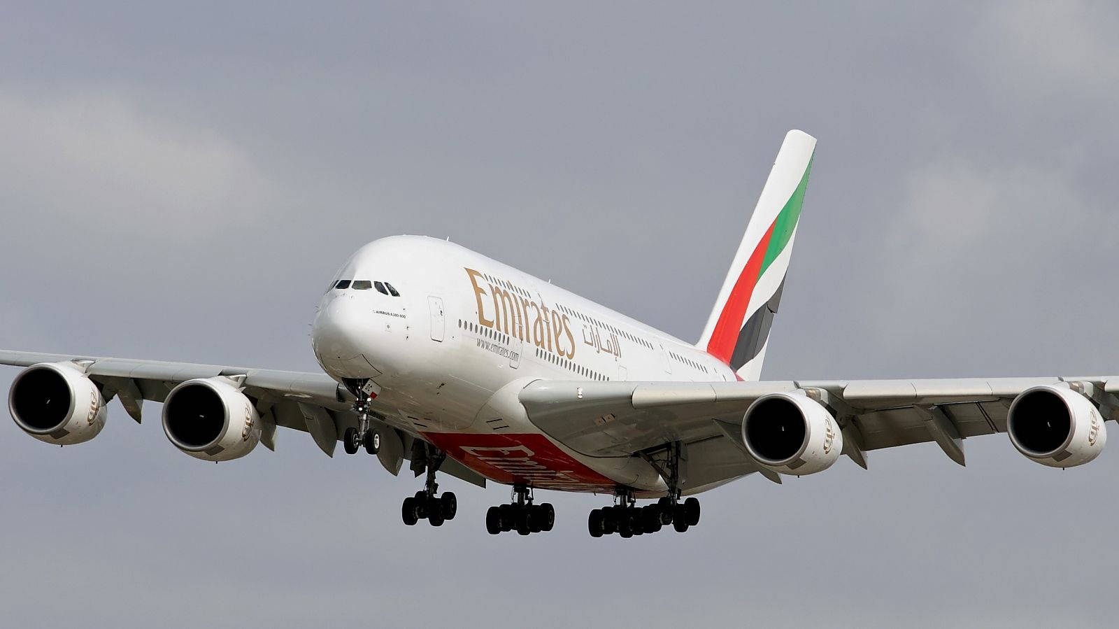 阿聯酋航空空中巴士A380在陰天下放下起落架降落