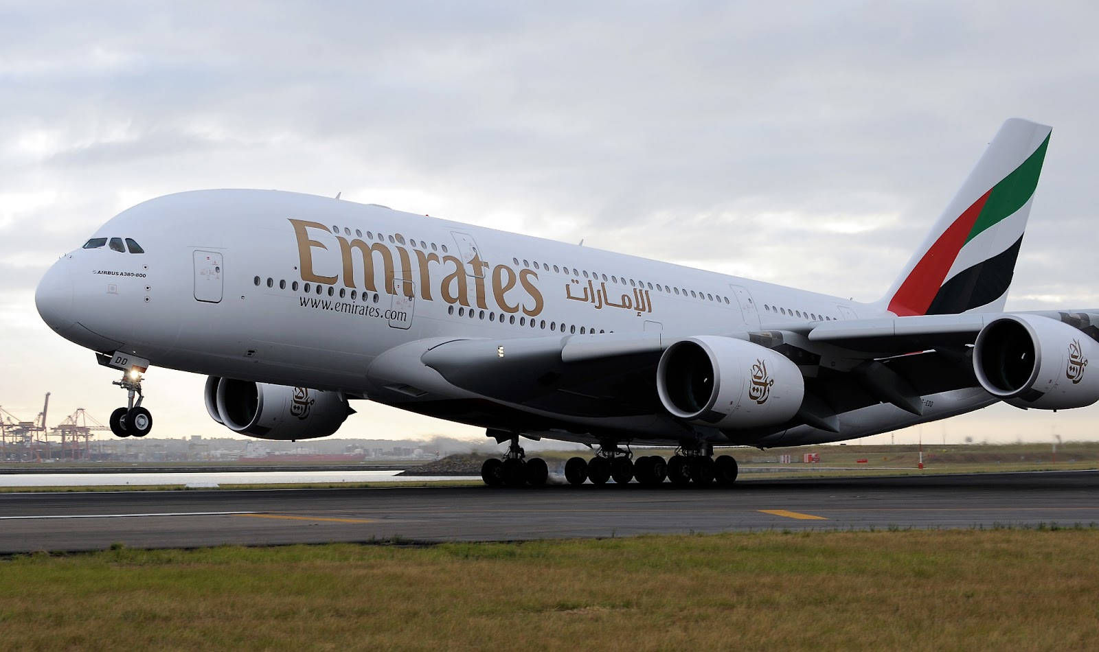 阿聯酋航空空中巴士A380飛機在跑道上的工業背景