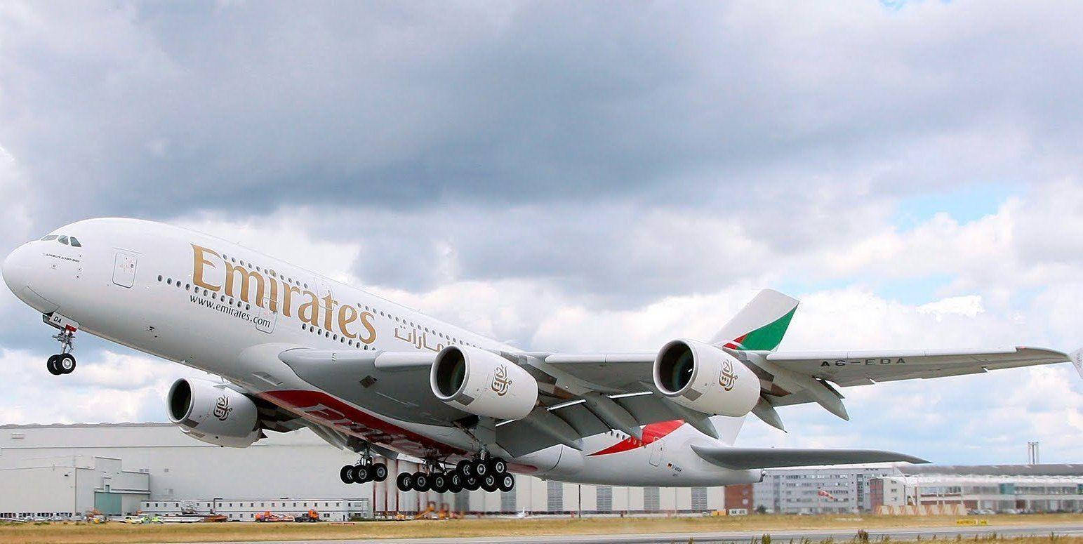阿聯酋航空空中巴士A380飛機從機場跑道起飛。