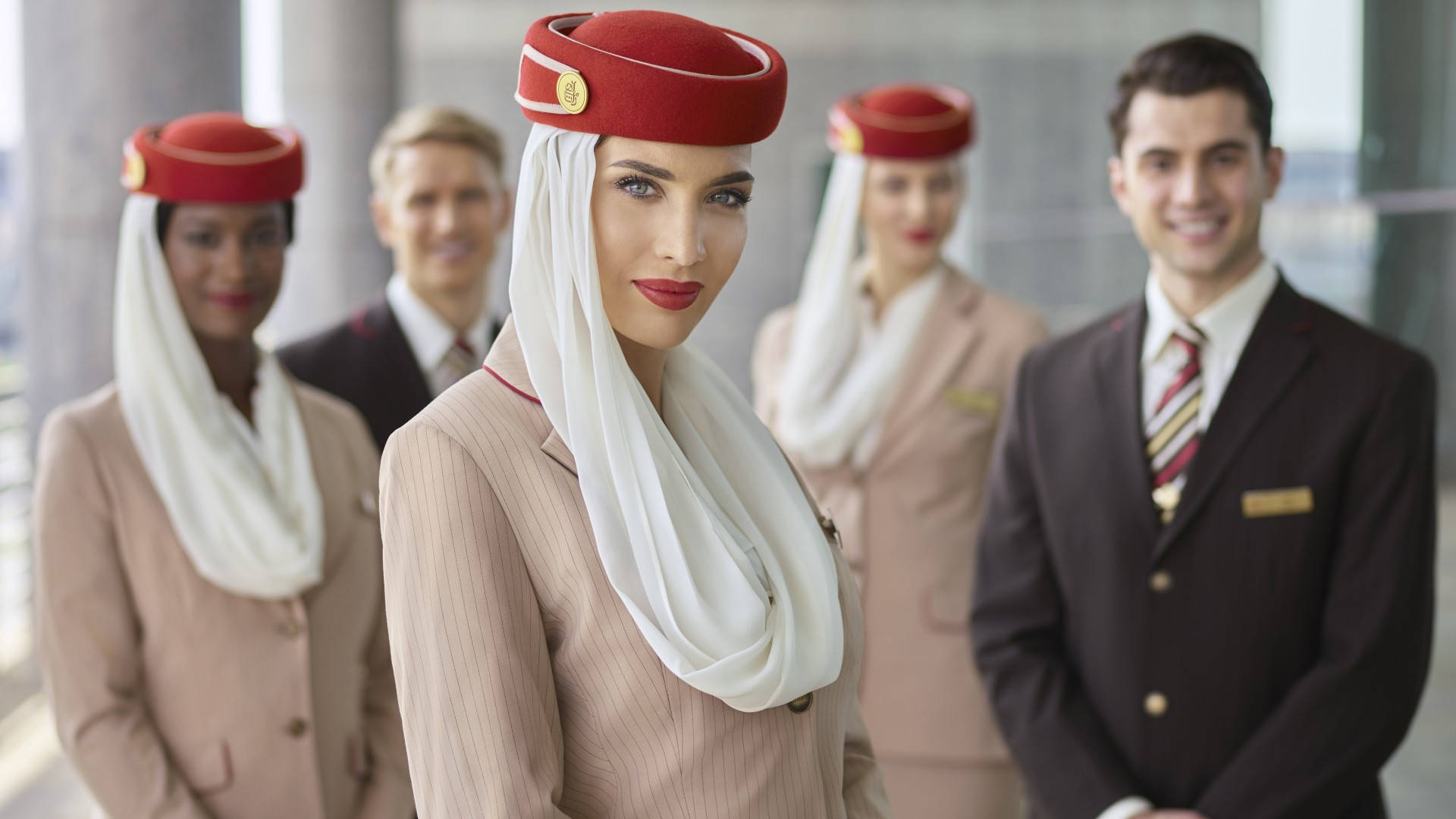 微笑的航空公司員工穿著制服站在機場航站樓。 — 飛機 壁紙