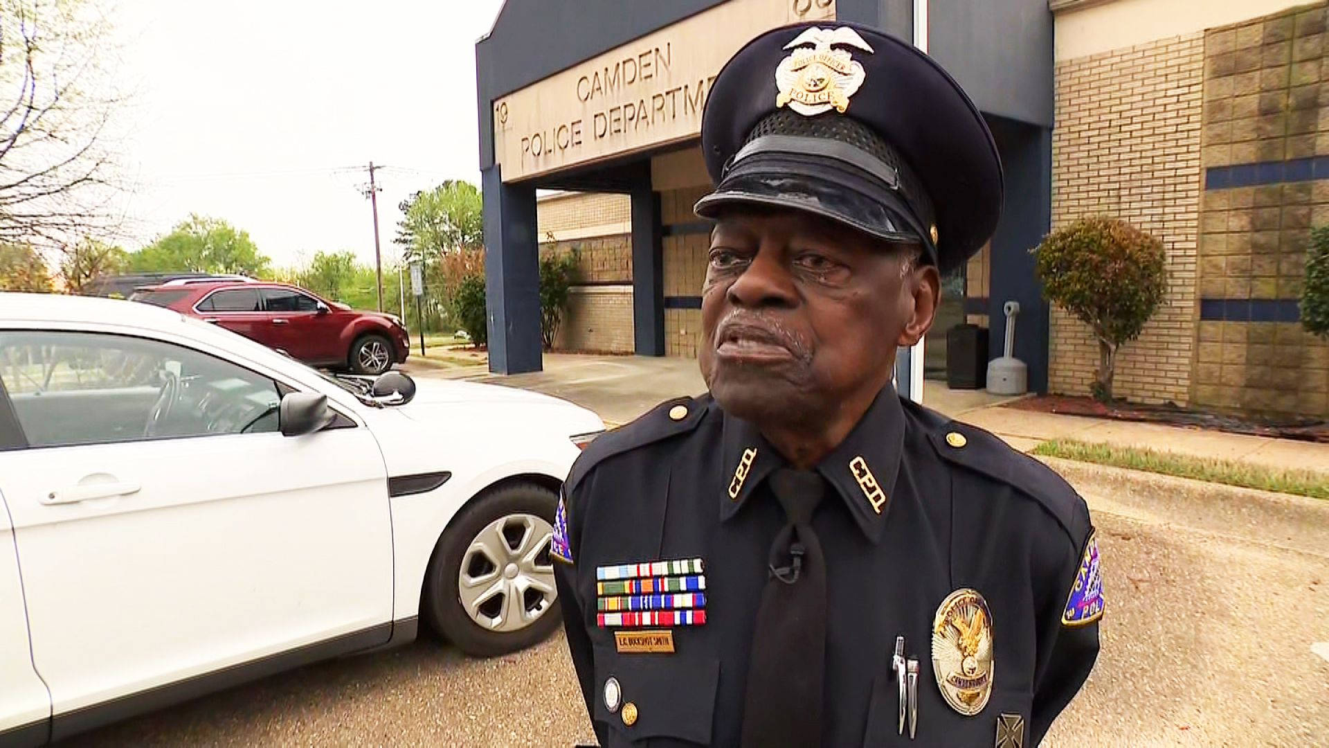 身穿制服的高級警察局長站在警察局外