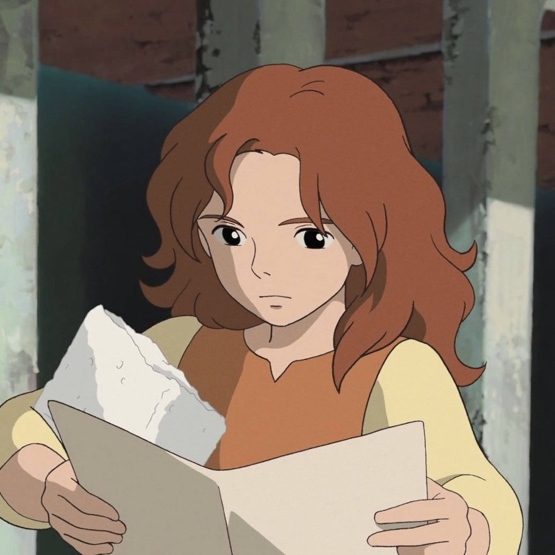 一個棕色頭髮的年輕動漫女孩在磚砌小巷裡看書。