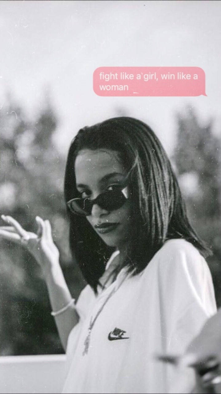 戴著太陽眼鏡和Nike襯衫的女性與賦權文字氣球。 — 學院風微笑臉 壁紙
