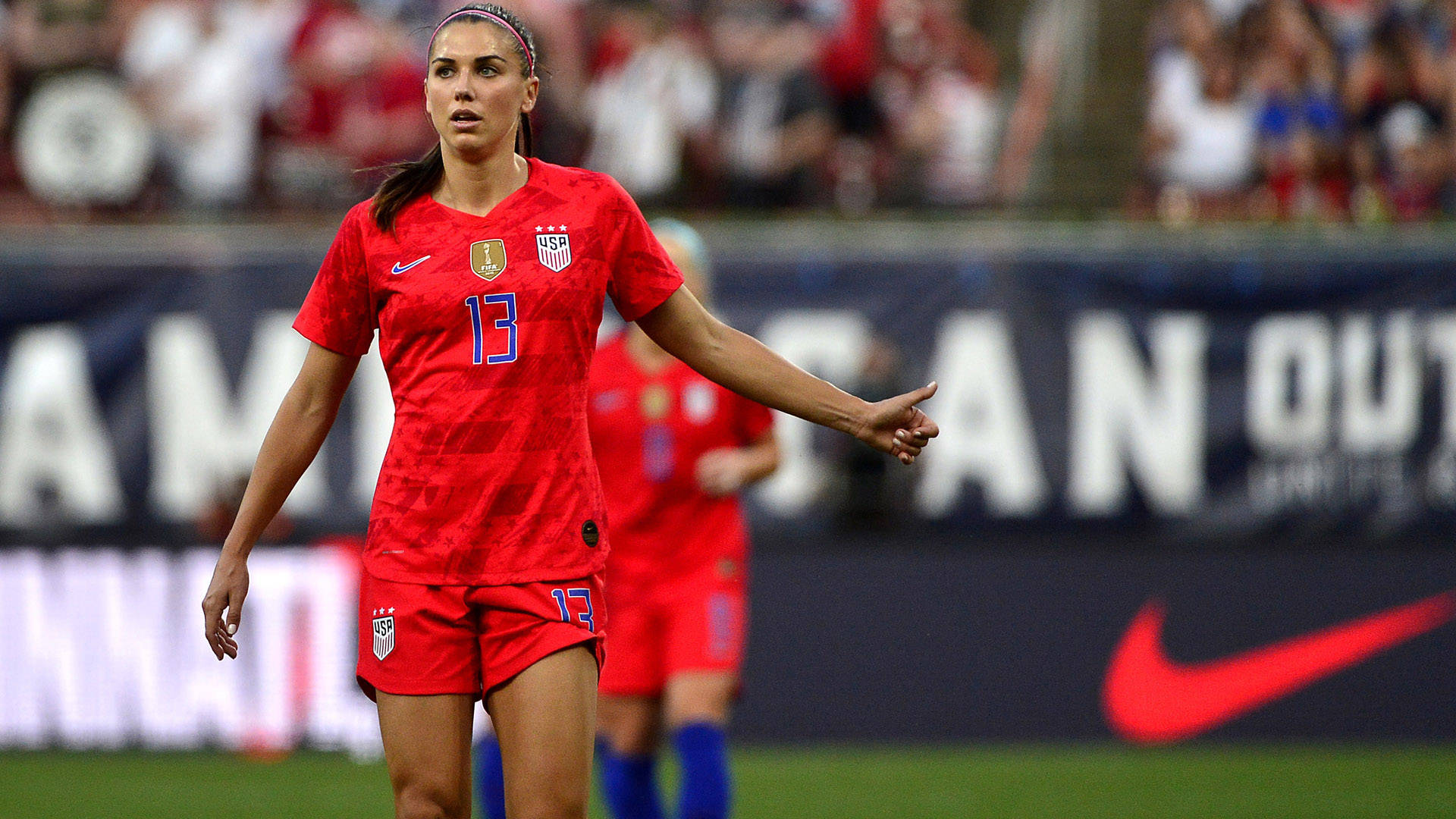 美國女足（USWNT）13號球員在比賽期間於場地上做手勢。