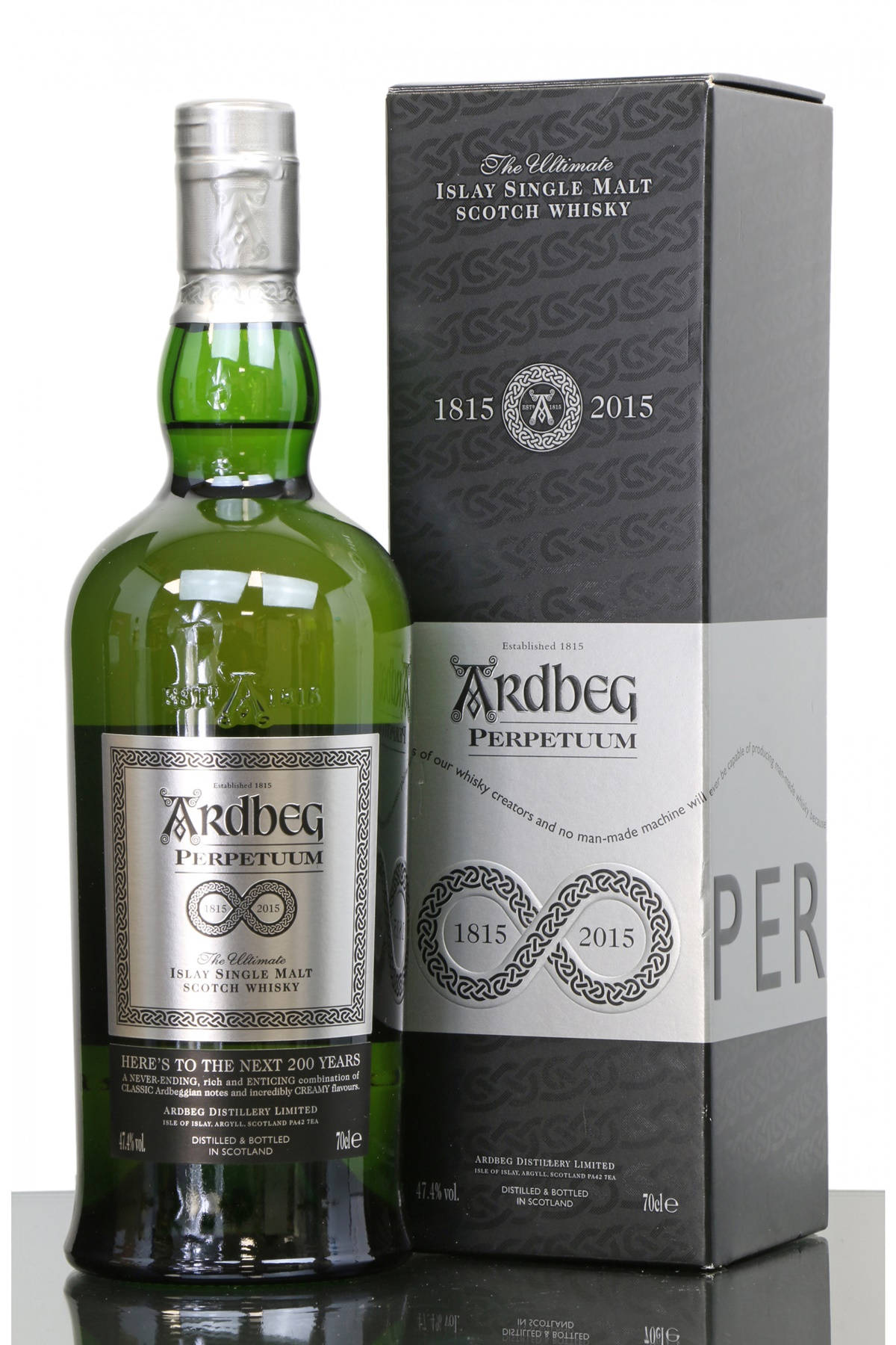 紀念200年蒸餾的綠色Ardbeg Perpetuum威士忌酒瓶和禮盒。
