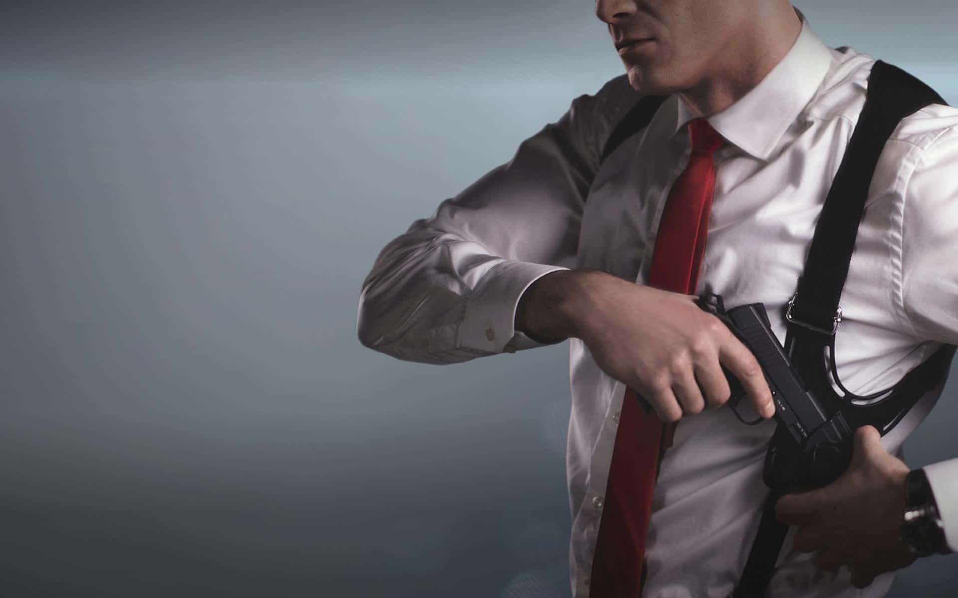 阿賈克斯重返《Hitman 2》——最頂尖的暗殺體驗。 壁紙 — 一名身穿白襯衫和紅色領帶的男子，在柔和的灰色背景下從腰間拔出一把手槍。