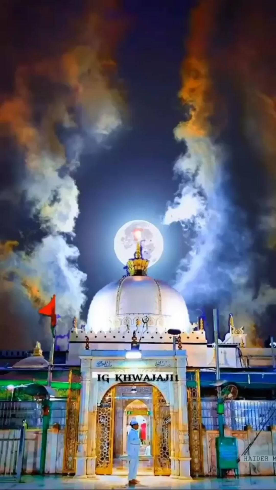 阿賈梅爾圓頂月夜雲層 壁紙 — 夜晚，一座發光的白色圓頂神社，上方有一輪滿月，周圍環繞著戲劇性的橙色和藍色雲彩。
